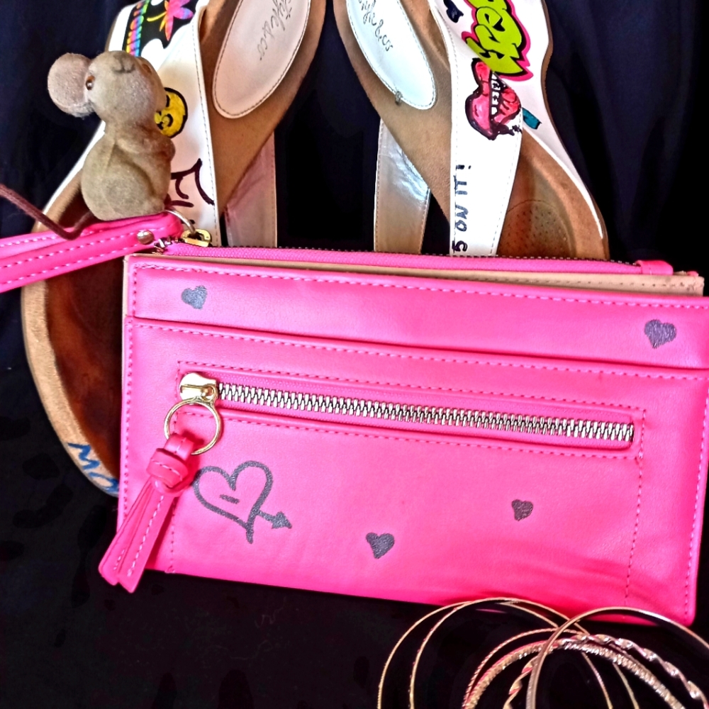 PINK CLUTCH WRISTLET. DON'T GET STUCK WITH SOMETHING YOU DON'T LOVE